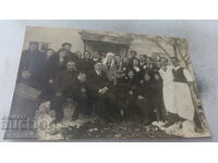 Φωτογραφία Νεόνυμφοι με τους φίλους τους στην αυλή της συγκατοίκησης τους