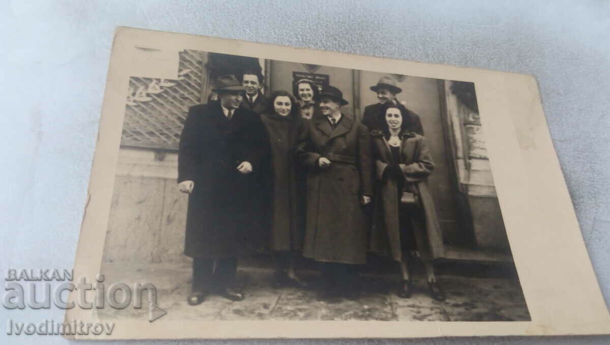 Fotografie Sofia Mladozhentsi cu prietenii lor 1953