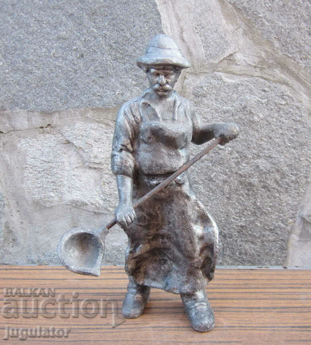 veche figurină rusă din metal grele a unei turnătorii