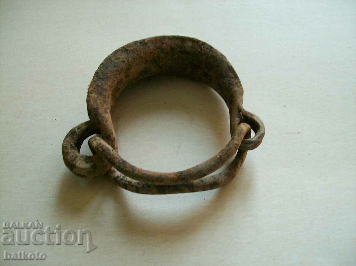 Old buckeyes, shackles with price 8.00 BGN | € 4.09