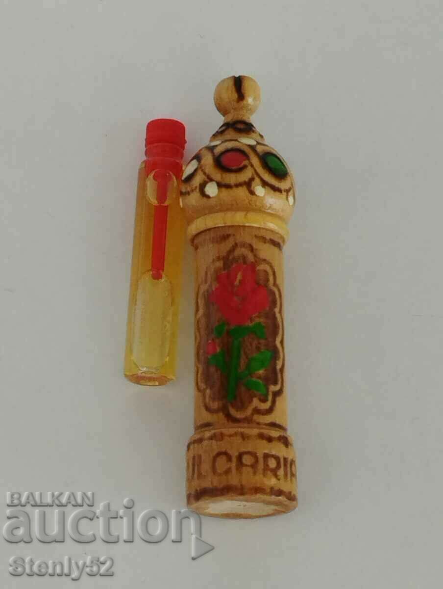 Wooden pyrographed musk with rose perfume.
