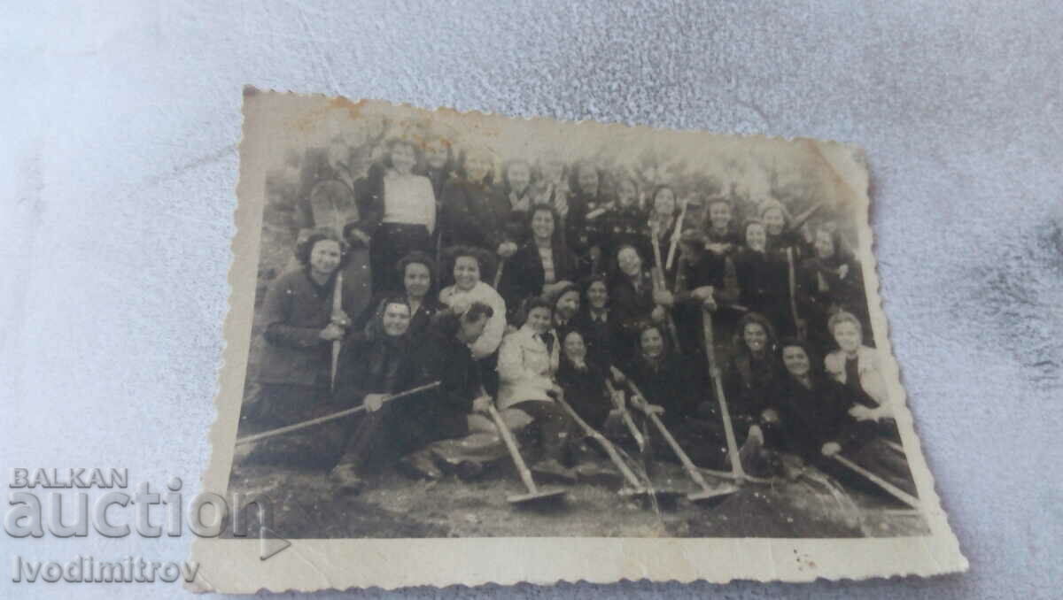 Снимка Курило Момичета с кирки и лопати на трудова бригада