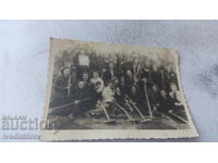 Снимка Курило Момичета с кирки и лопати на трудова бригада