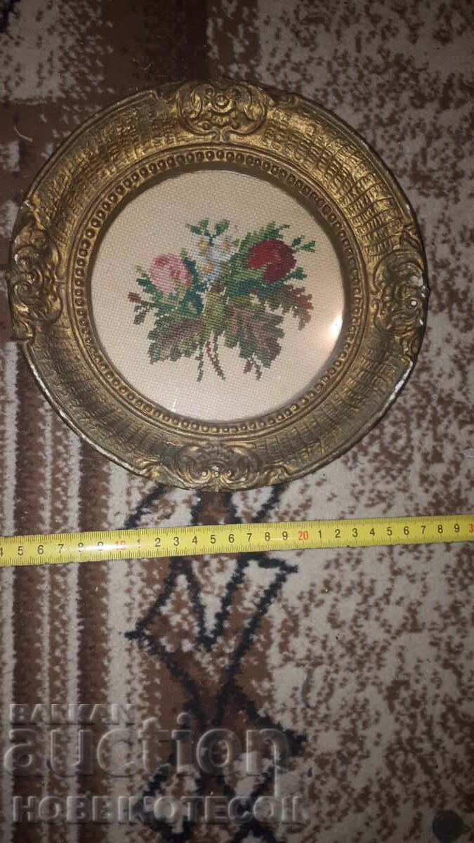 TAPISERIE in CADRU ROTUND - FLORI 14 / 14 cu preț 34.99 BGN | € 17.89 TAPISERIE in CADRU ROTUND - FLORI 14 / 14 cu preț 34.99 BGN | € 17.89