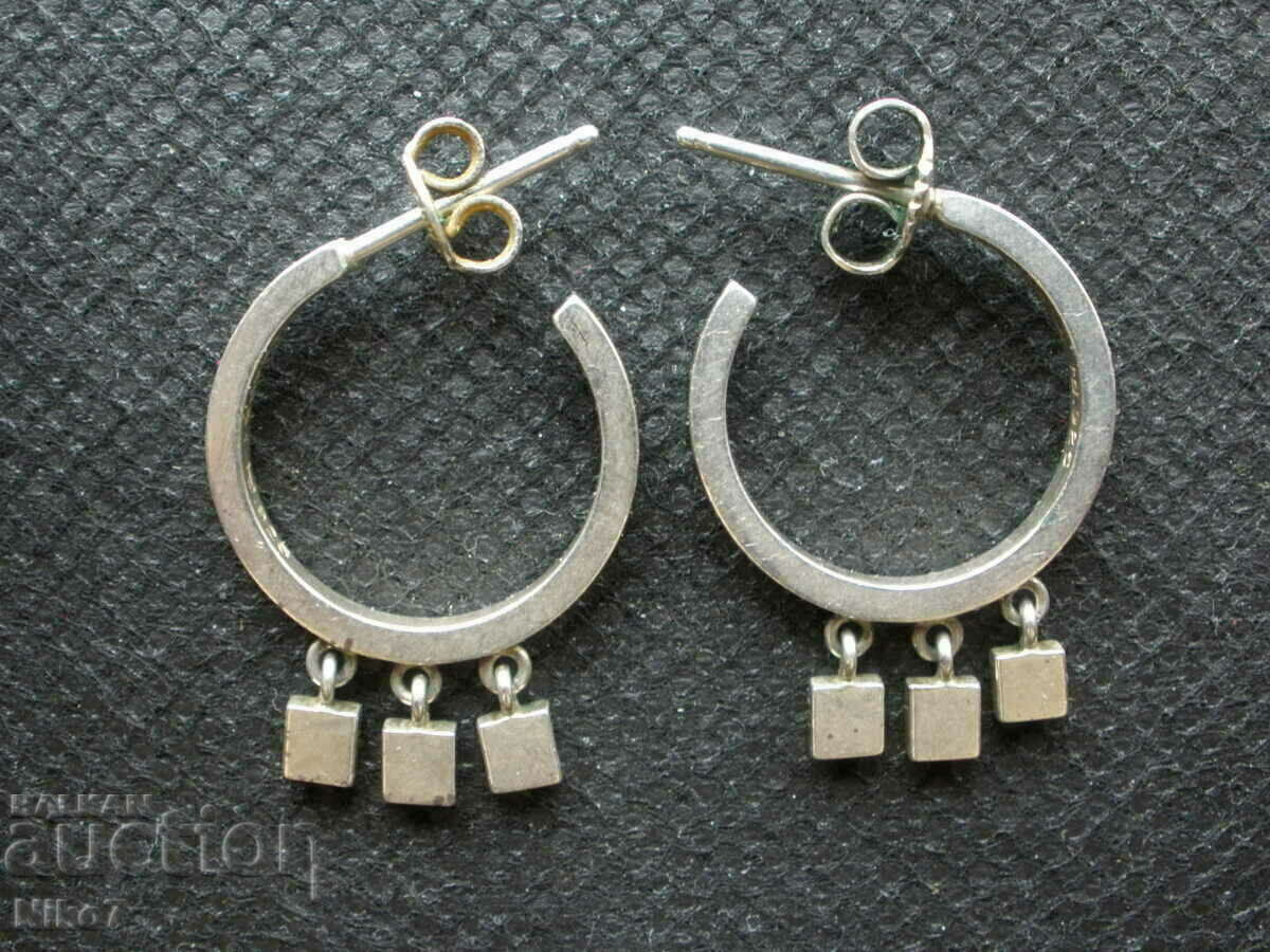 Interesting silver earrings. Interesting silver earrings.