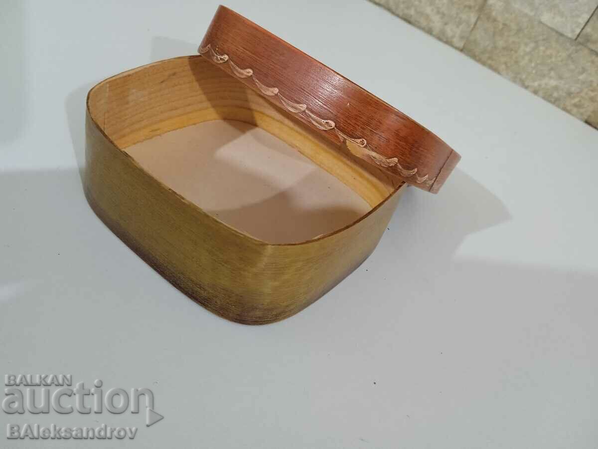 Auction Beautiful painted willow bark box Auction Beautiful painted willow bark box