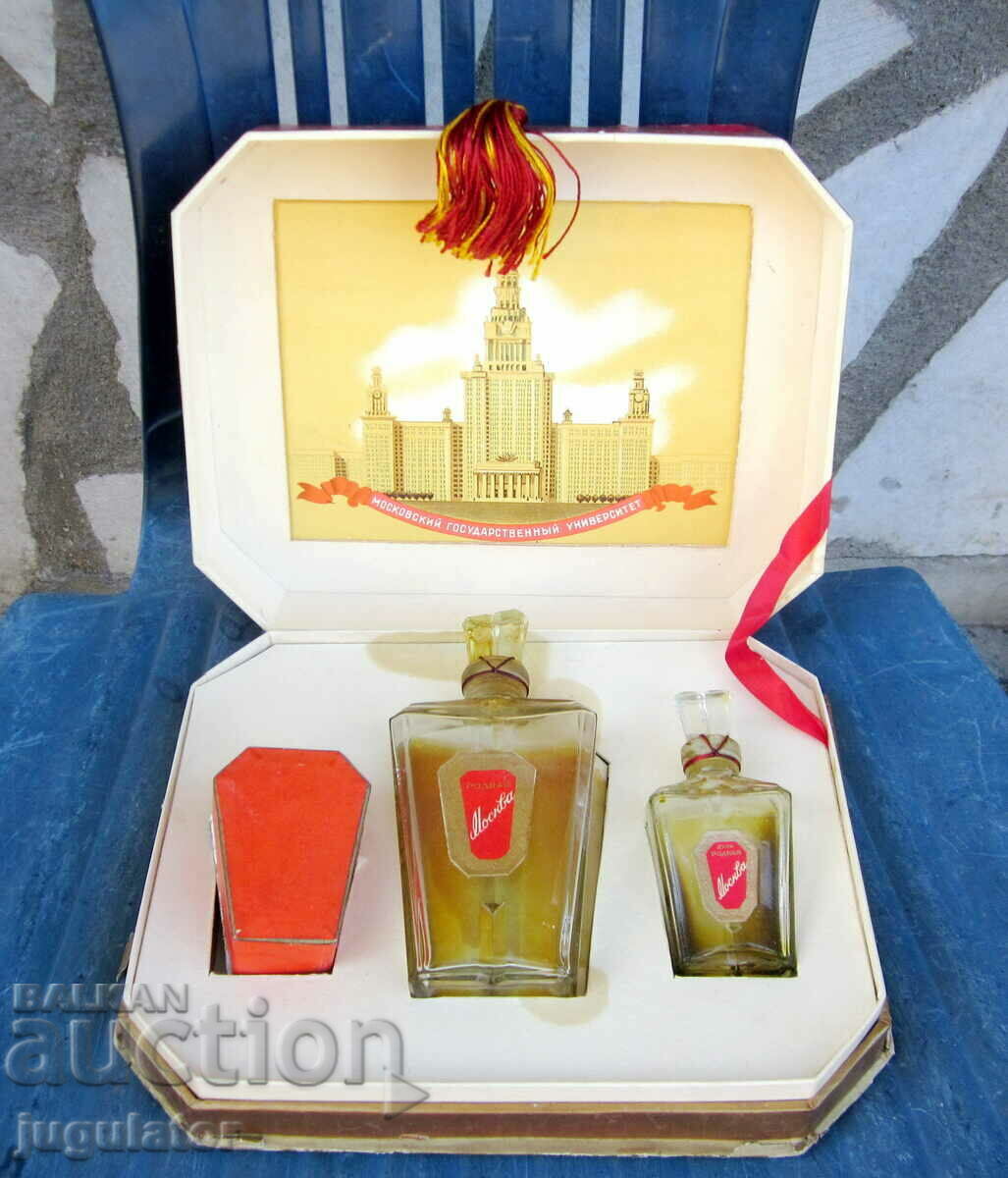 Παλιά ρωσικά γυάλινα μπουκάλια αρωμάτων Rodnaya Moscow σε κουτί