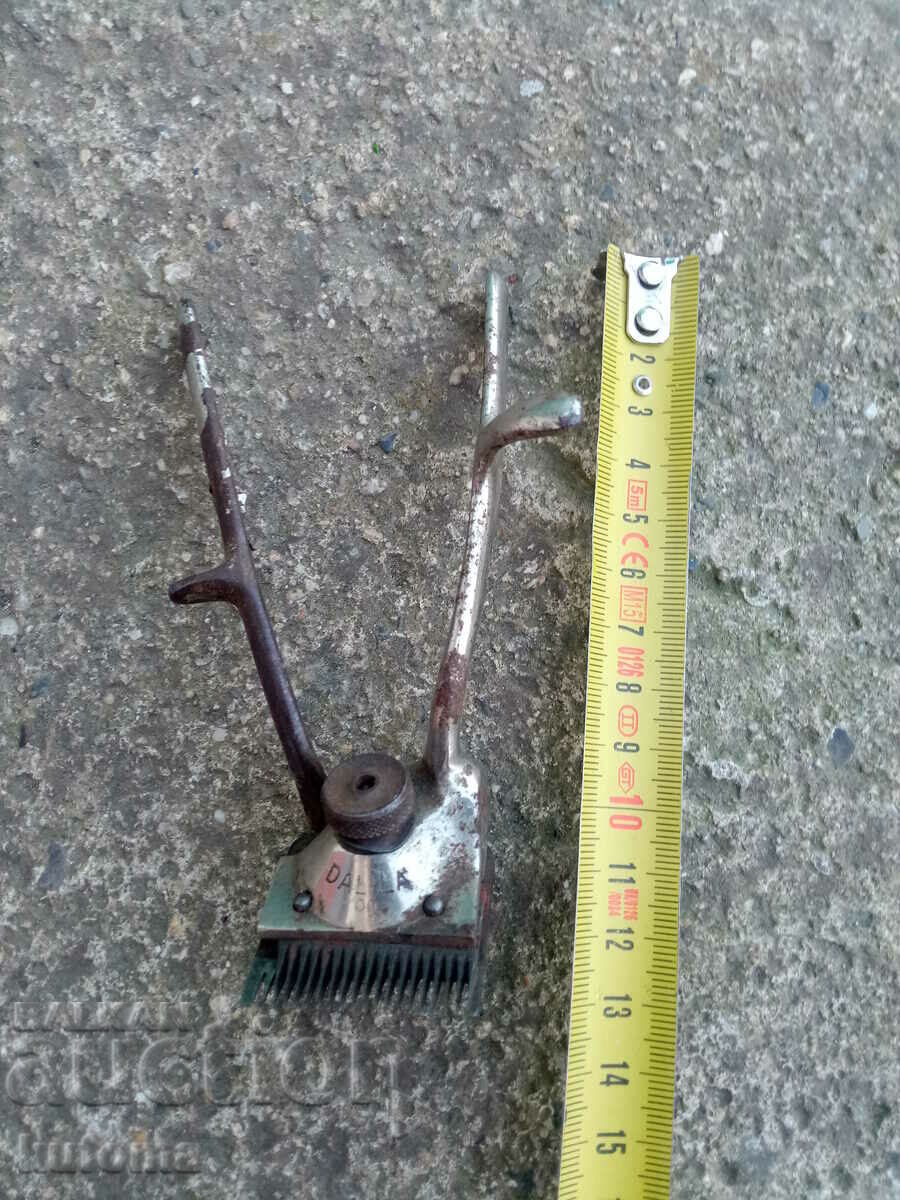 An old trimmer with price 14.99 BGN | € 7.66 An old trimmer with price 14.99 BGN | € 7.66