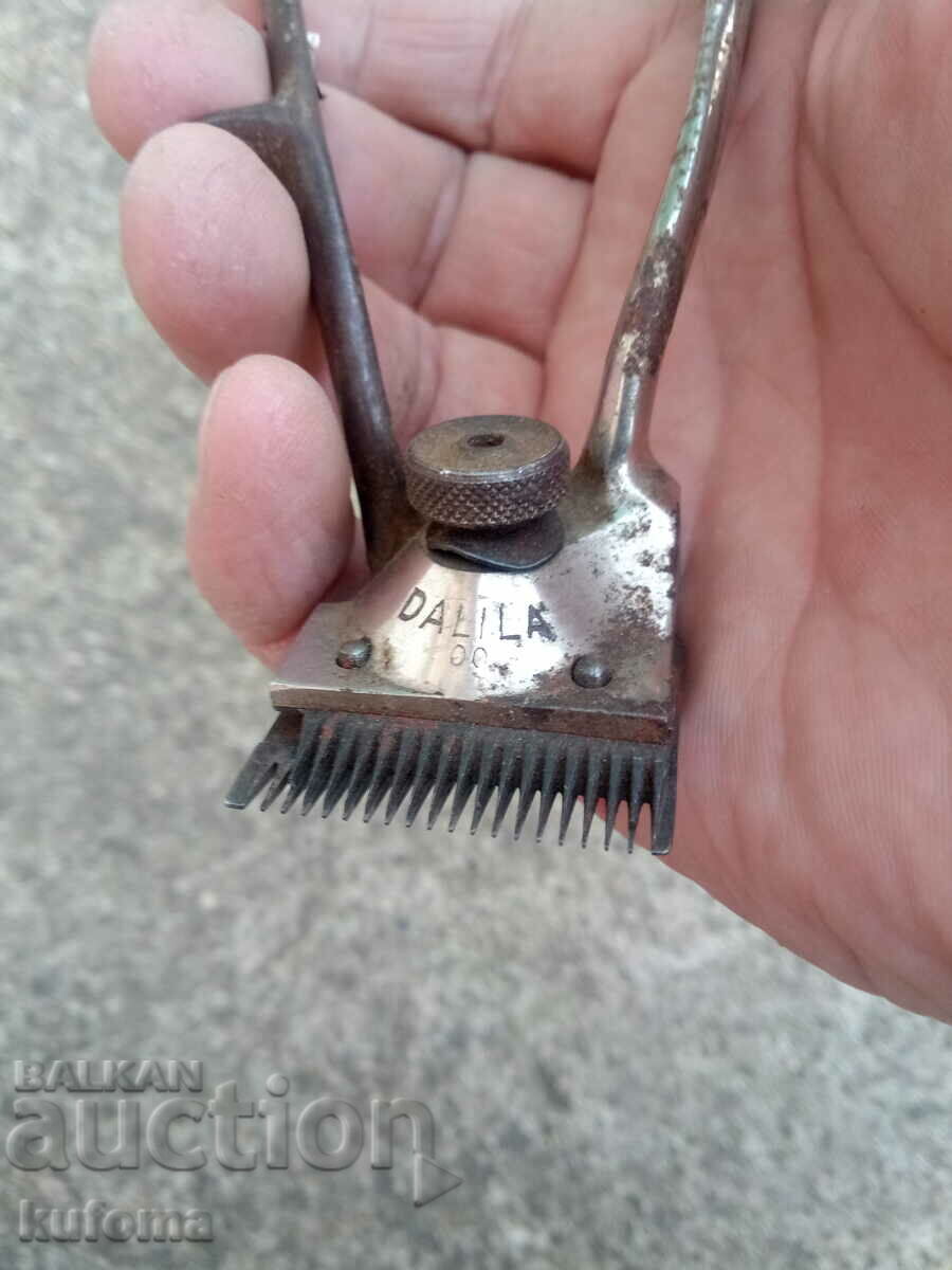 Delivery of An old trimmer Delivery of An old trimmer