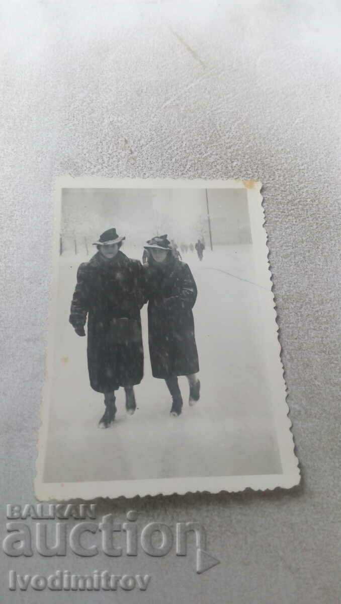 Снимка София Две жени в зимни палта на разходка през зимата