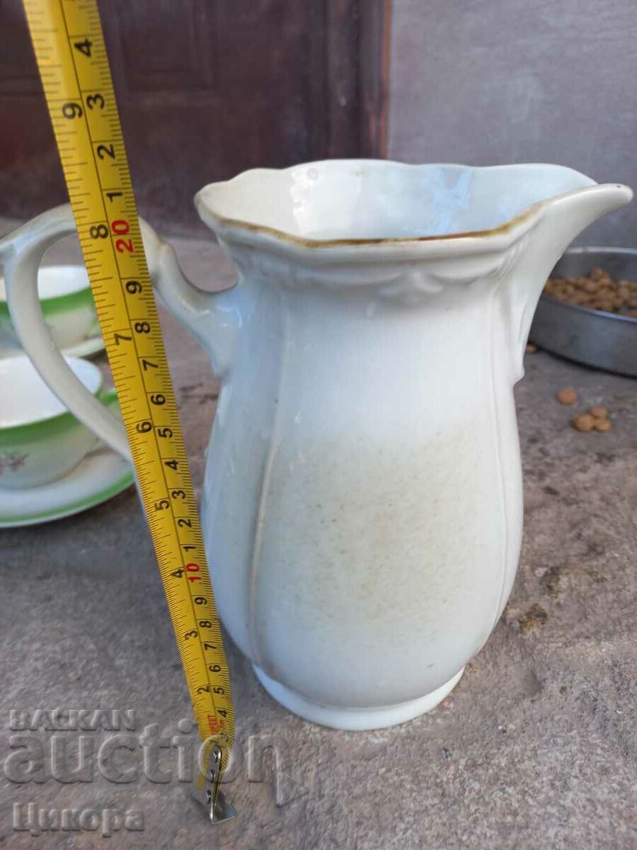 URCIOȘ VECHI DE PORȚELAN BULGAR cu preț 40.00 BGN | € 20.45 URCIOȘ VECHI DE PORȚELAN BULGAR cu preț 40.00 BGN | € 20.45
