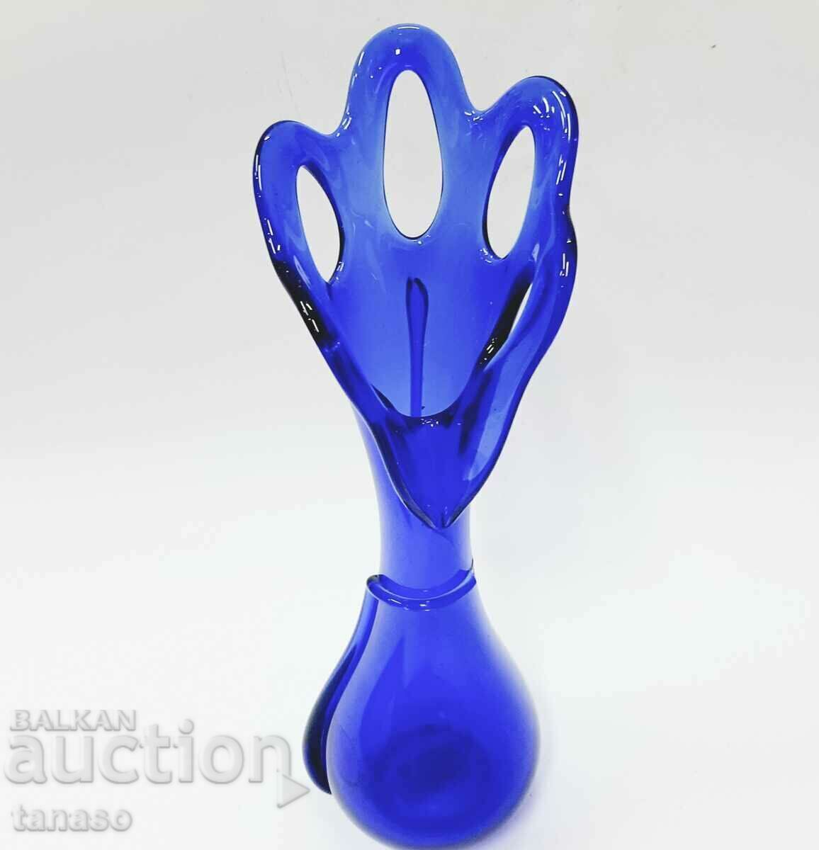 Vază de sticlă de avangardă albastru cobalt (13,3) cu preț € 12.00 | 23.47 BGN
