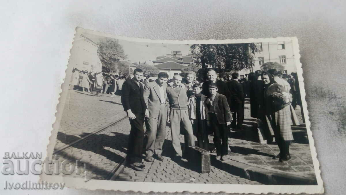 Снимка София Мъже жени и момчета при ипращането на войника