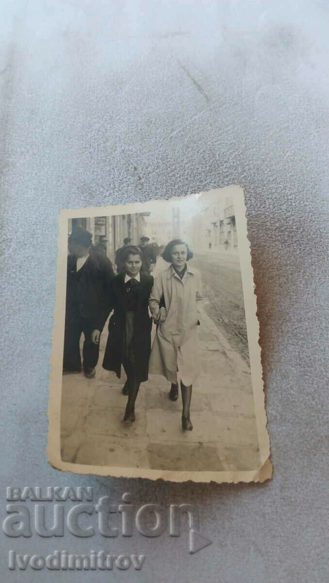 Φωτογραφία Lovech Δύο νεαρά κορίτσια σε μια βόλτα