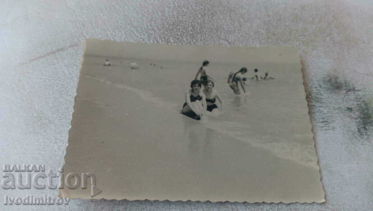 Fotografie Două fete tinere pe plajă