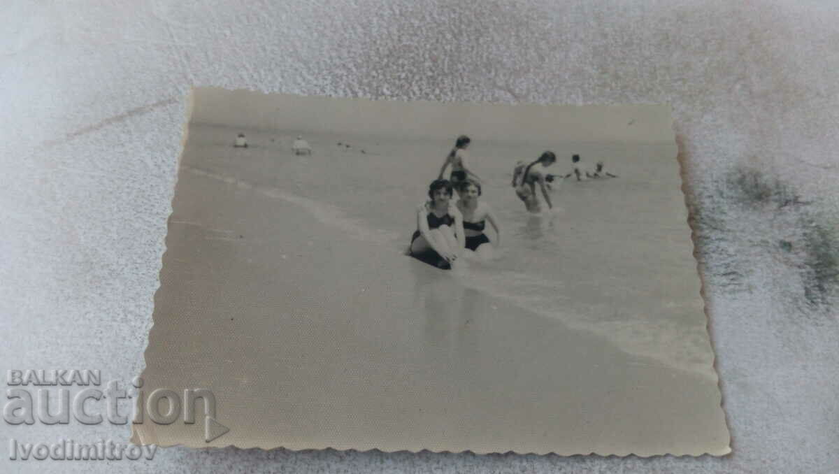 Photo Two young girls on the beach