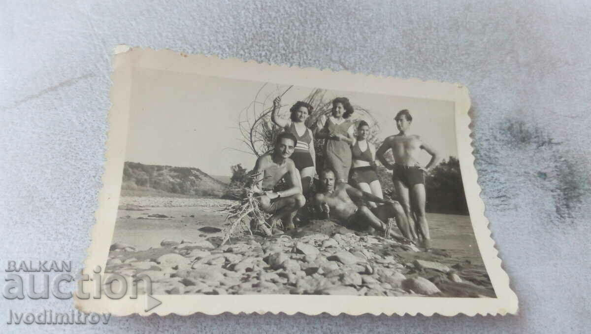 Fotografie Tineri și femei în costume de baie retro pe râu