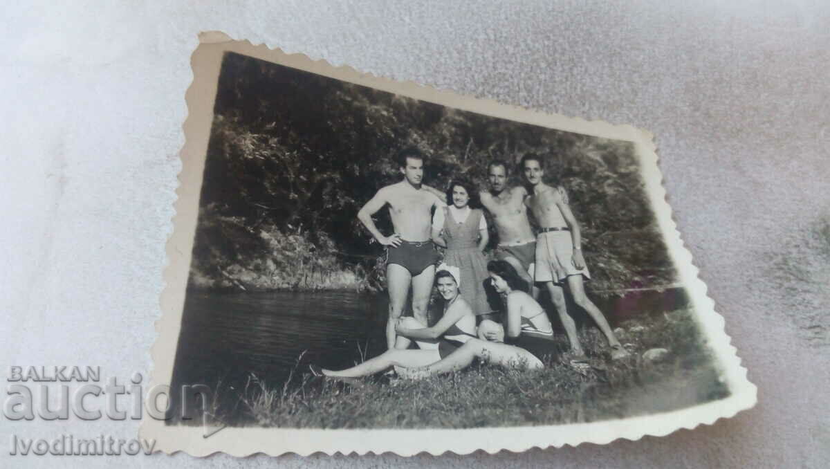 Photo Young men and women in vintage bathing suits by the river