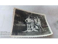 Снимка Младежи и девойки с ретро бански костюми край реката