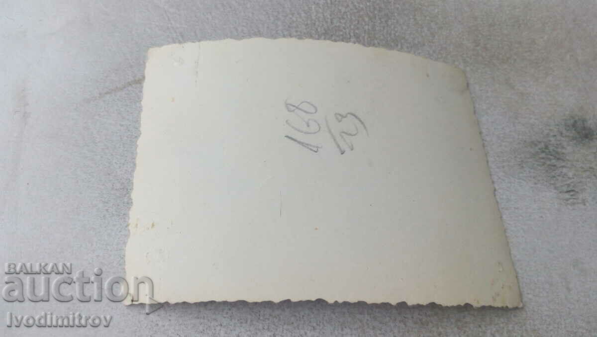 Φωτογραφία Τρεις άντρες με σορτς μπροστά από μια δεξαμενή νερού με τιμή 3.45 BGN | € 1.76 Φωτογραφία Τρεις άντρες με σορτς μπροστά από μια δεξαμενή νερού με τιμή 3.45 BGN | € 1.76