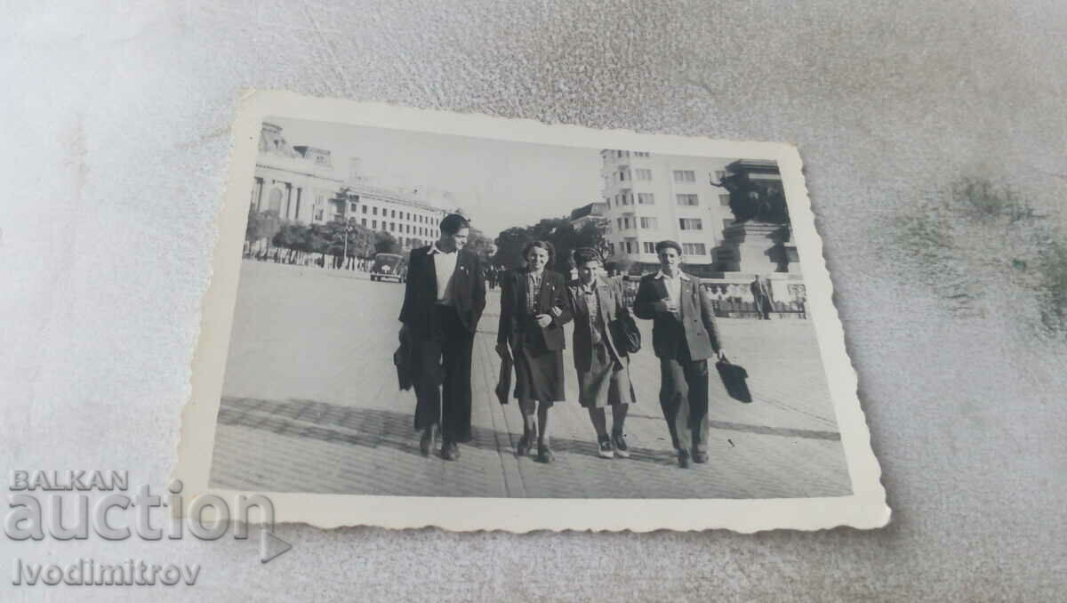 Fotografie Sofia Doi bărbați și două femei în Piața Adunării Naționale