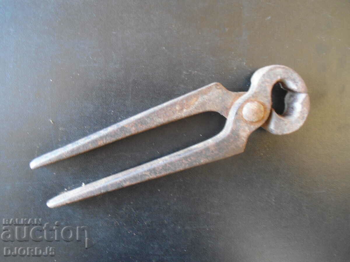 Old pliers with price 3.00 BGN | € 1.53 Old pliers with price 3.00 BGN | € 1.53