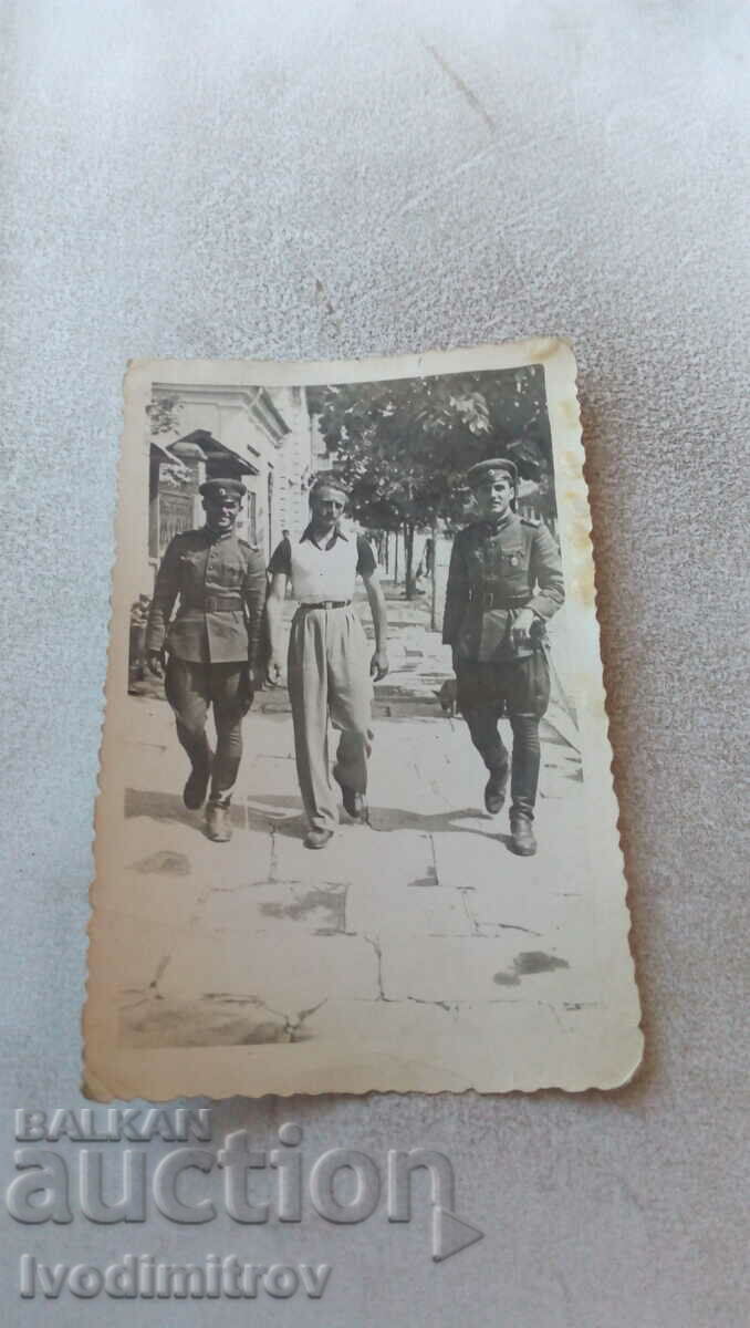 Снимка Ловечъ Двама офичери и мъж на разходка 1945