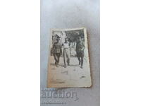 Φωτογραφία Lovech Δύο αξιωματικοί και ένας άνδρας σε έναν περίπατο 1945