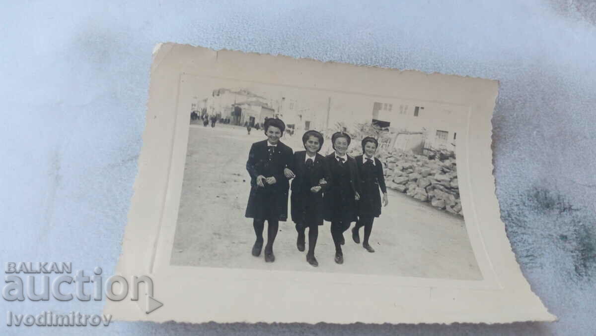 Φωτογραφία Lovech Τέσσερις μαθήτριες σε έναν περίπατο