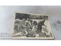 Снимка Младежи девойки и деца в лодка по реката