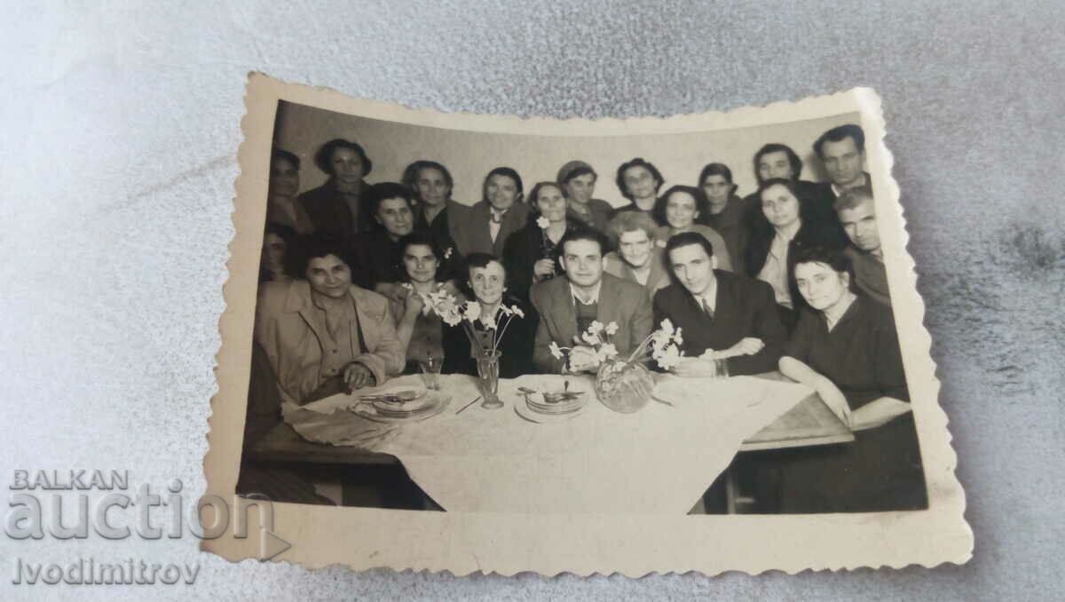 Φωτογραφία Άνδρες και γυναίκες σε ένα τραπέζι