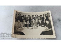 Photo Men and women at a table