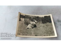Fotografie Un bărbat și o tânără pe o pajiște în fața unei fântâni