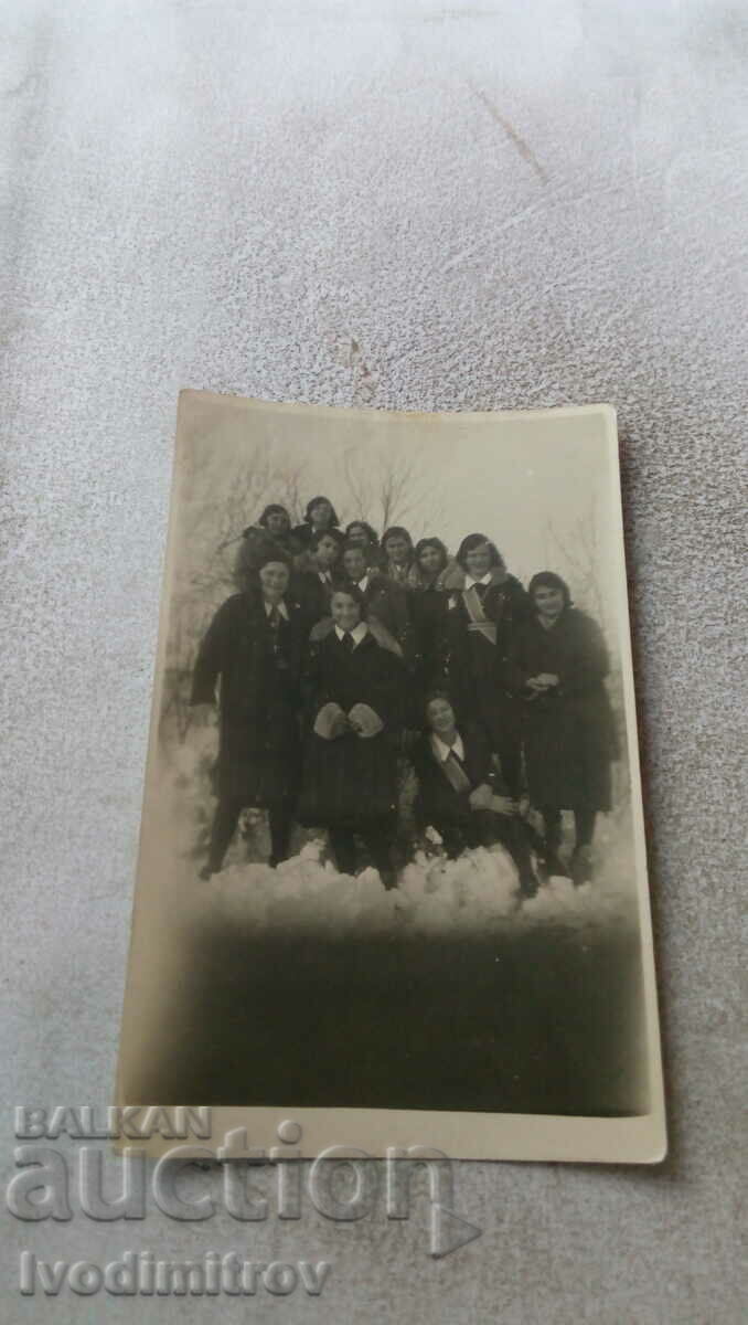 Снимка Млади момичета в зимни палта през зимата