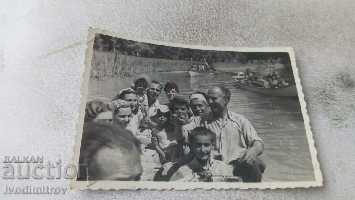 Εικόνα Άνδρες, γυναίκες και παιδιά σε μια βάρκα για βόλτες στο ποτάμι