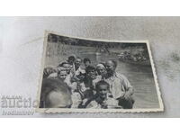Снимка Мъже жени и деца на лодка за разходки в реката
