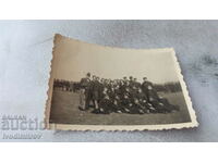 Снимка Мъж младежи и девойки на поляната