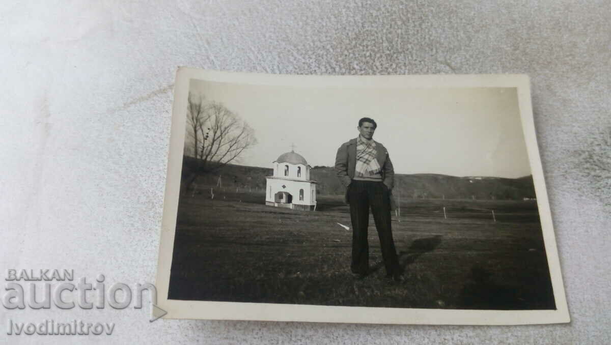 Photo Man in front of a chapel