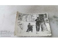 Fotografie Doi soldați cu mitraliere în pădure iarna