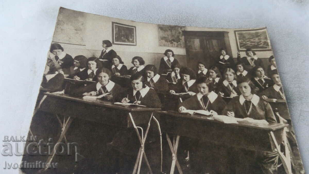 Foto Şcolăriţe într-o sală de clasă