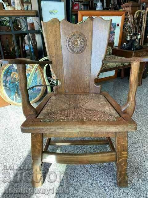 Масивен старинен дървен стол