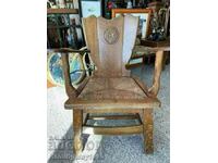 Масивен старинен дървен стол