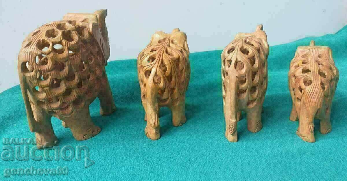 Figurine sculptate manual, 4 elefanți cu preț € 35.00 | 68.45 BGN Figurine sculptate manual, 4 elefanți cu preț € 35.00 | 68.45 BGN