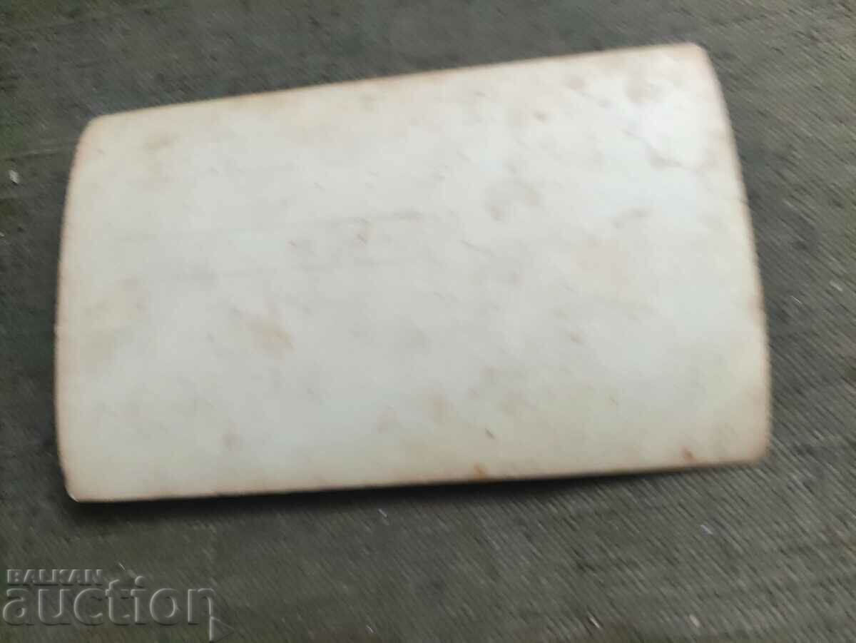 Bărbați lângă un gard de sârmă cu preț 50.00 BGN | € 25.56 Bărbați lângă un gard de sârmă cu preț 50.00 BGN | € 25.56