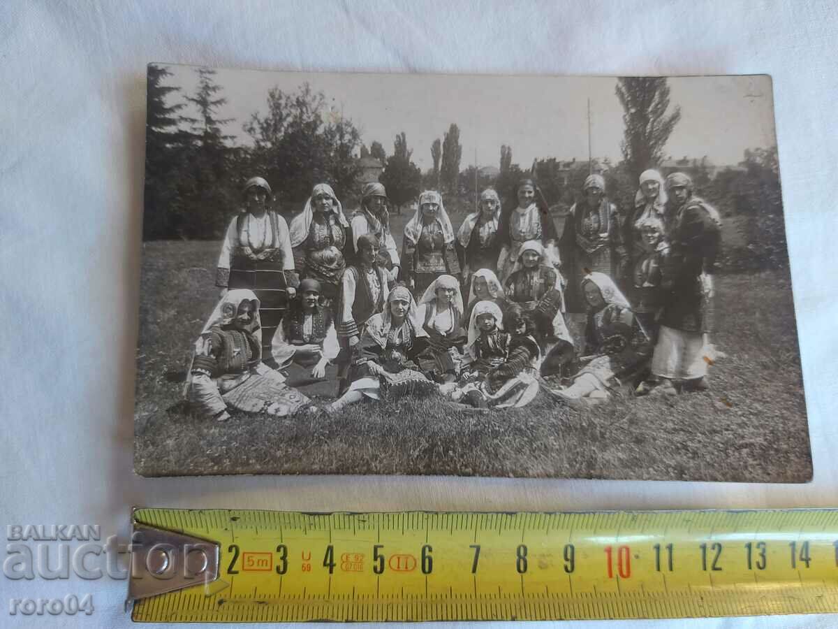 COSTUME MACEDONIANE cu preț 54.00 BGN | € 27.61 COSTUME MACEDONIANE cu preț 54.00 BGN | € 27.61