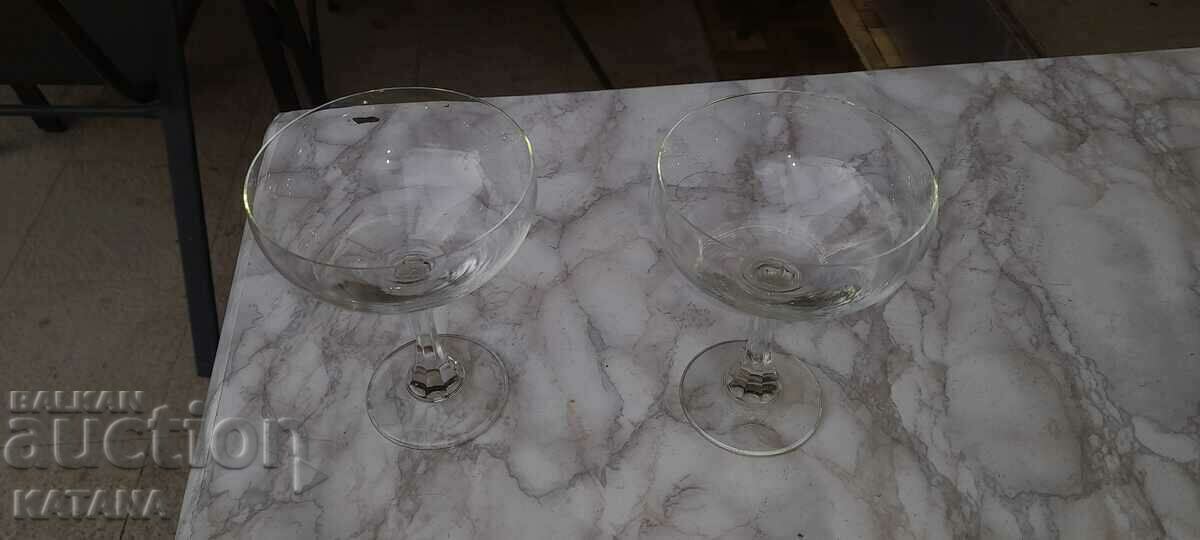 2 champagne glasses