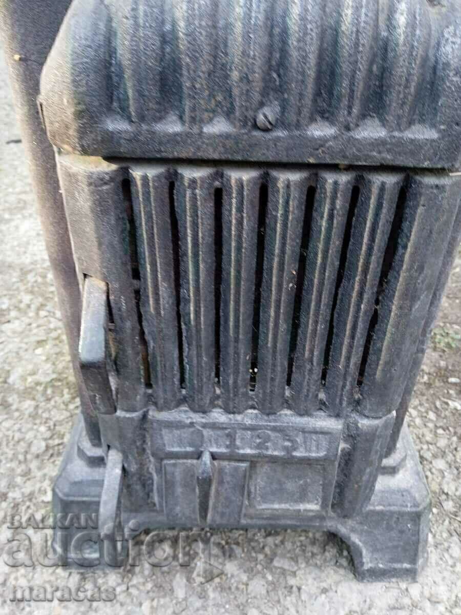 Sobă veche din fontă cu preț € 65.00 | 127.13 BGN Sobă veche din fontă cu preț € 65.00 | 127.13 BGN