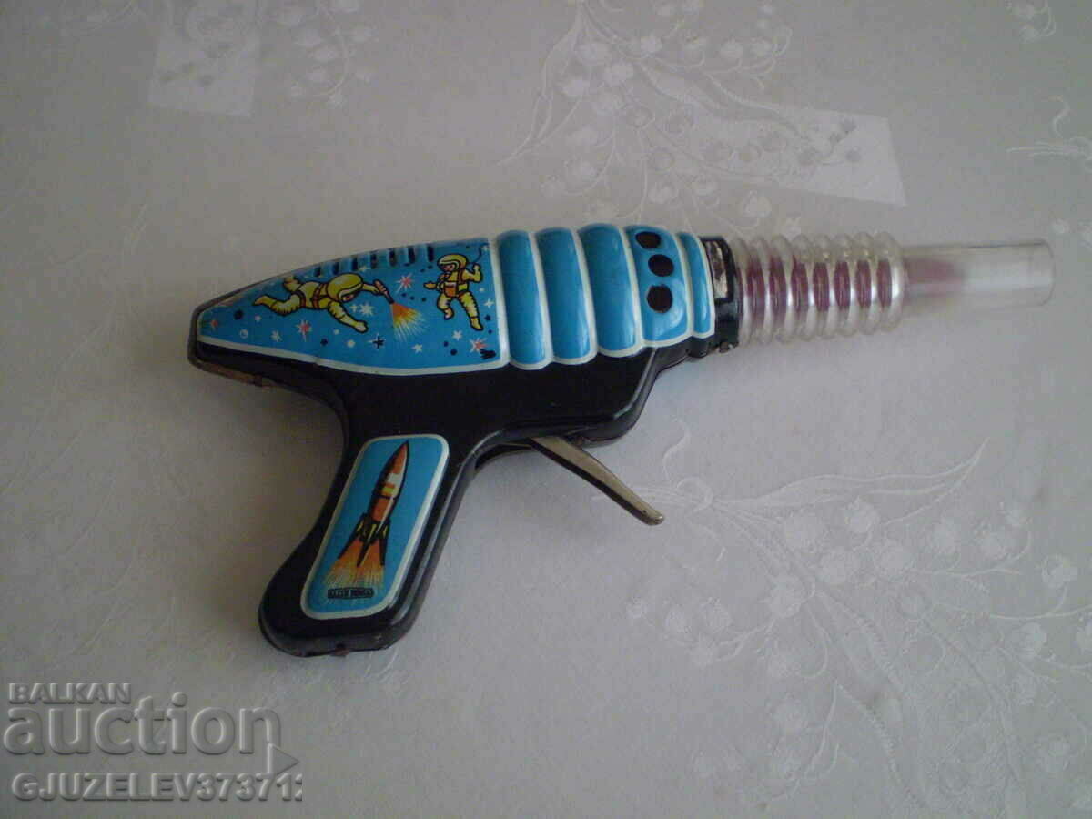 Delivery of SPACE GUN TOY ASTRONAUT COSMONAUT Delivery of SPACE GUN TOY ASTRONAUT COSMONAUT