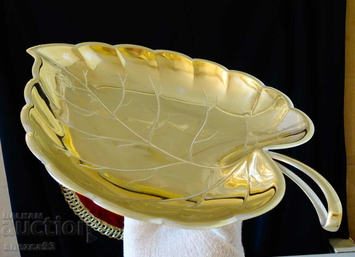 Bronze fruit bowl, embossed leaf by Quist with price 46.00 BGN | € 23.52 Bronze fruit bowl, embossed leaf by Quist with price 46.00 BGN | € 23.52