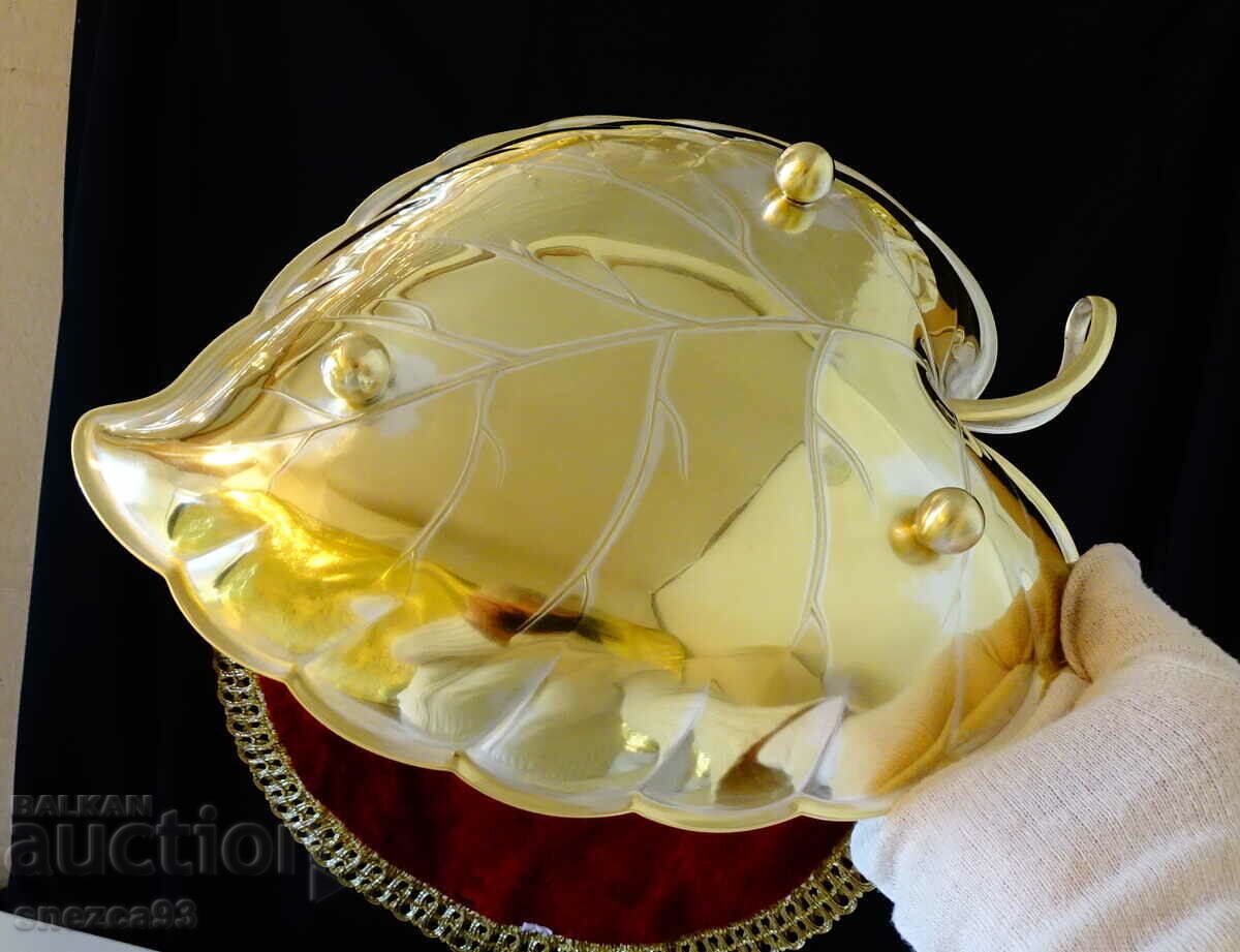 Auction Bronze fruit bowl, embossed leaf by Quist Auction Bronze fruit bowl, embossed leaf by Quist